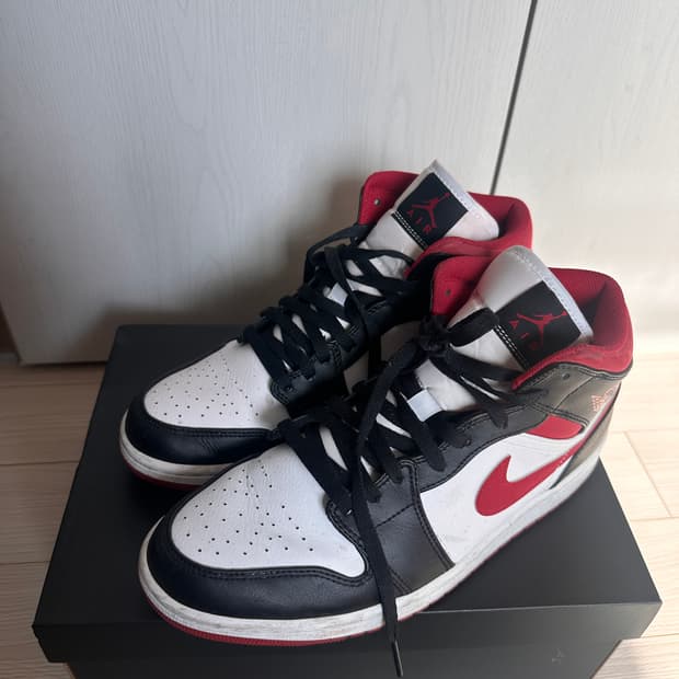 조던1 미드 짐레드 블랙화이트