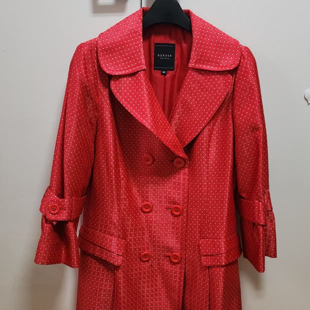 DEESSE 빨간색 땡땡이 패턴 코트