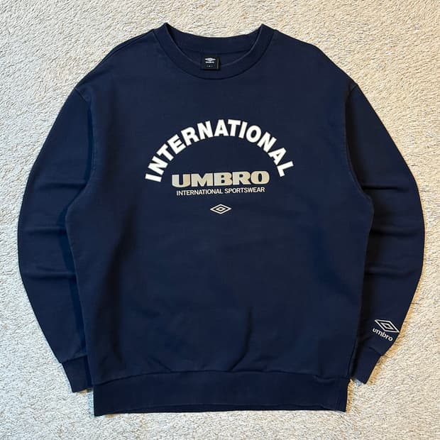 엄브로 UMBRO 스펠로고 맨투맨 네이비