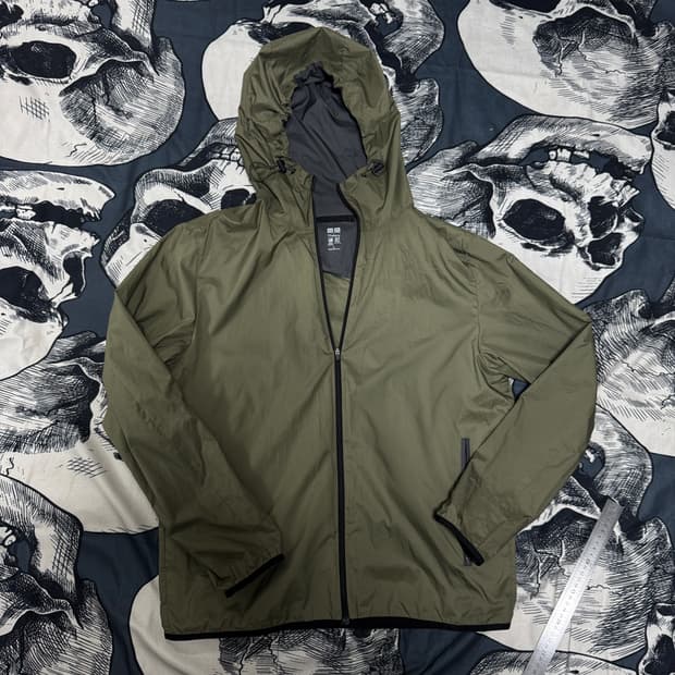 띠어리x유니클로 포켓터블 경량 바람막이 100사이즈