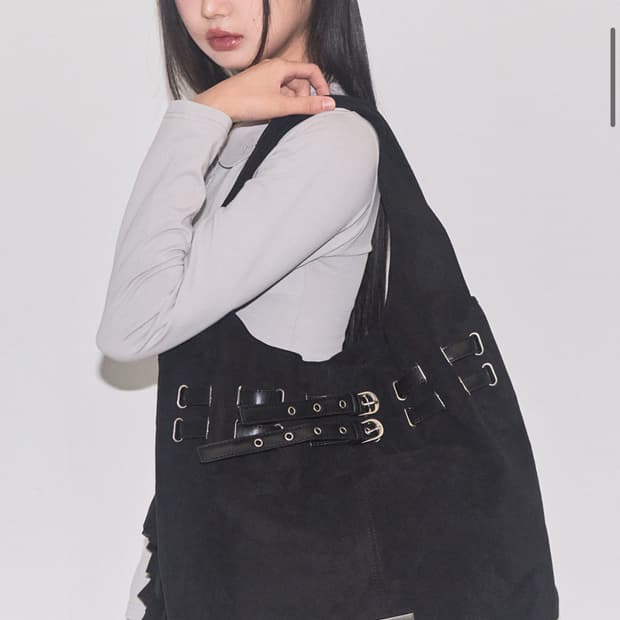 일리고 벨티드 스웨이드 숄더 백 블랙