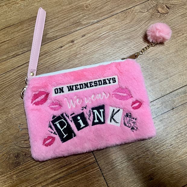 퀸카로 살아남는 법 공식 굿즈 핑크 퍼 플랫 파우치 새상품 y2k