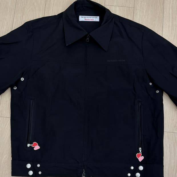 현재 단종된 더뮤지엄비지터 블랙 하트 포인트 자켓 M