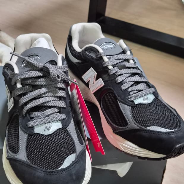 뉴발란스 2002R 프리미엄 빈티지 블랙 275