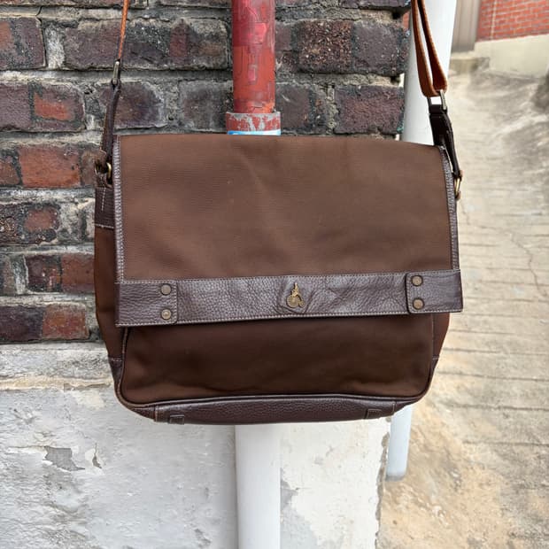 Beanpole 브라운 캔버스 레더 믹스 메신저백