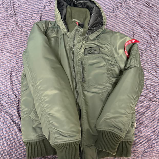 알파인더스트리 점퍼 판매합니다.