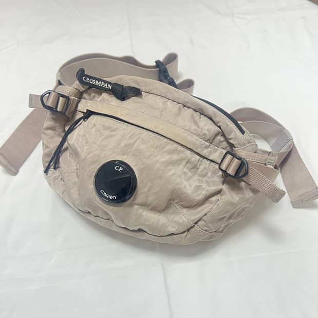 CP컴퍼니 그레이 나일론 크로스백