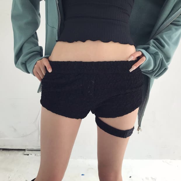 kyoiii wrinkle texture shorts