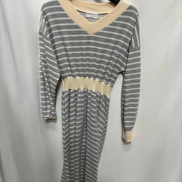 그레이 스트라이프 허리 밴딩 브이넥 롱 원피스