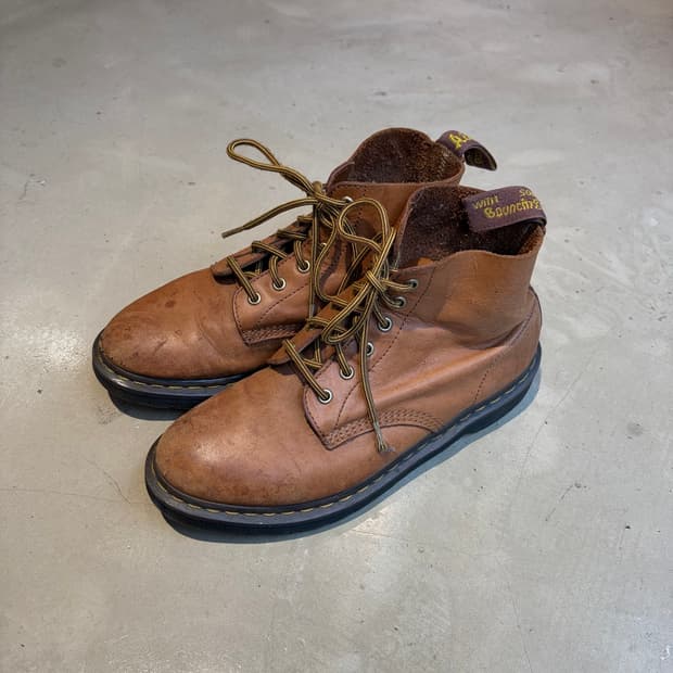 270) Dr. Martens 브라운 레더 6홀 부츠