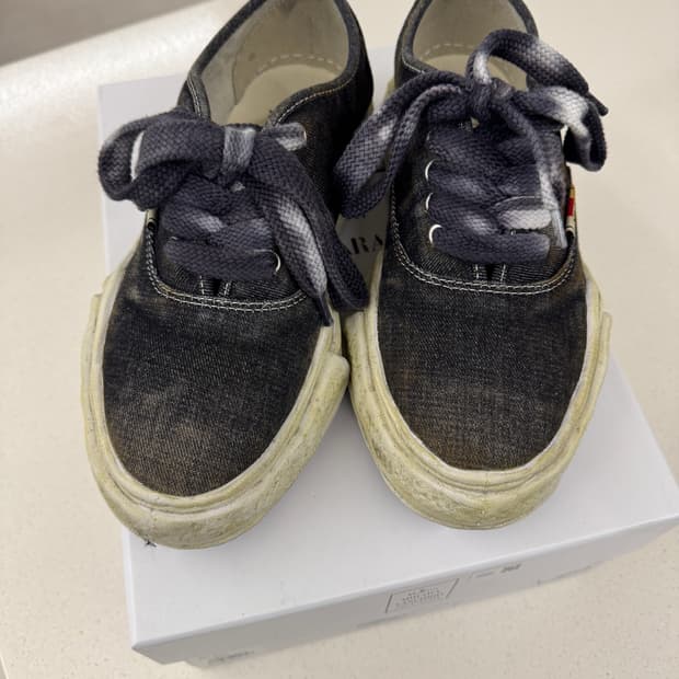 메종 미하라 야스히로 베이커 OG 솔 워시드 데님 로우탑 스니커즈 블랙