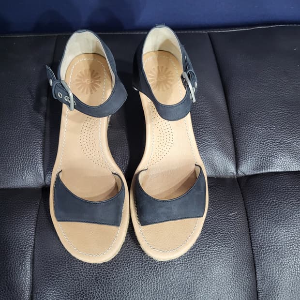 UGG 스트랩 웨지힐