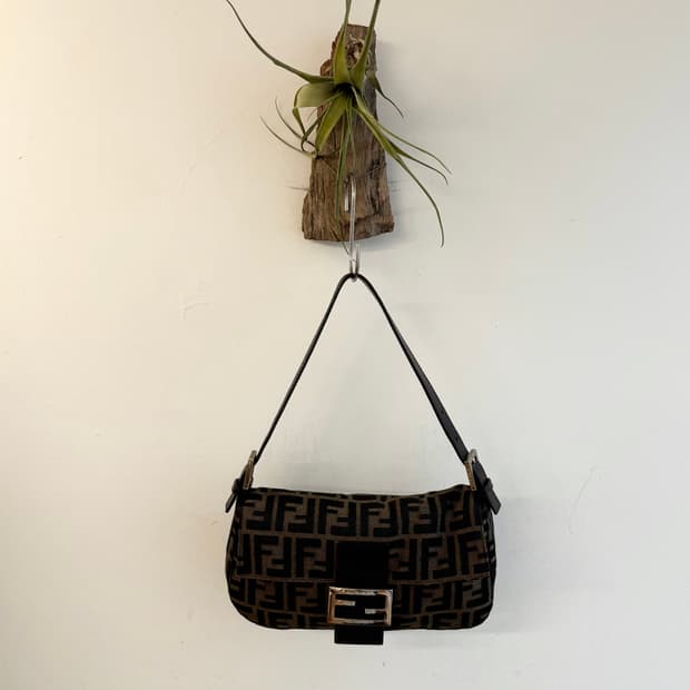 펜디 브라운 주카 패턴 바게트 숄더백