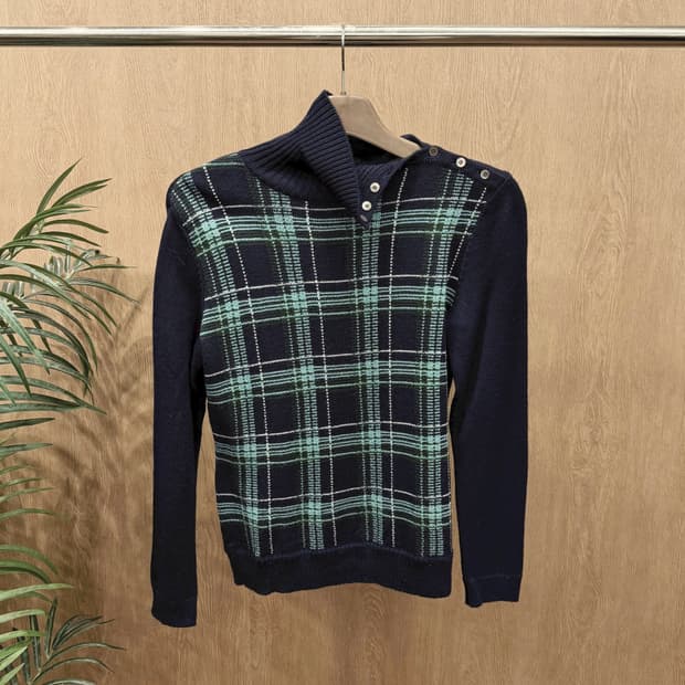 아쿠아스큐텀 하프넥 긴팔 니트 타탄 체크 패턴 비대칭 버튼 디테일 네이비