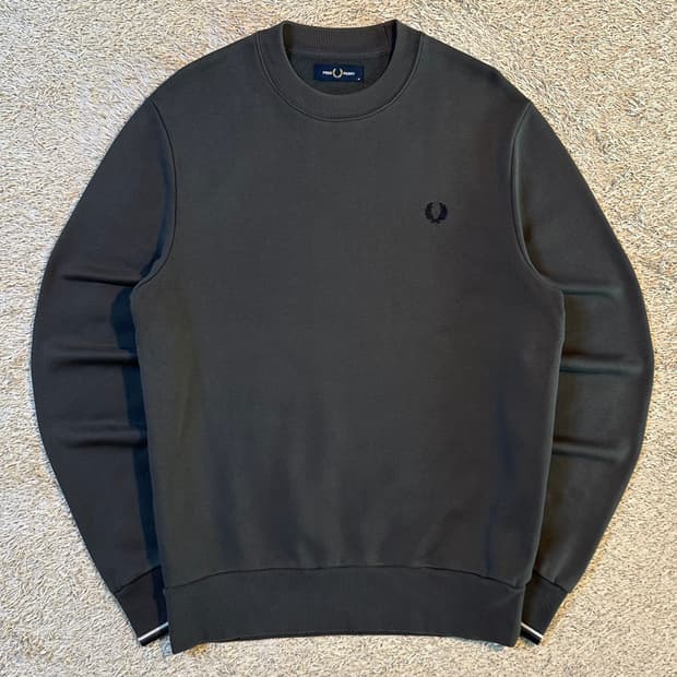매장판) 프레드페리 FREDPERRY 로고 맨투맨 다크그레이
