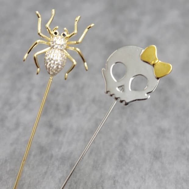 skull brooch set