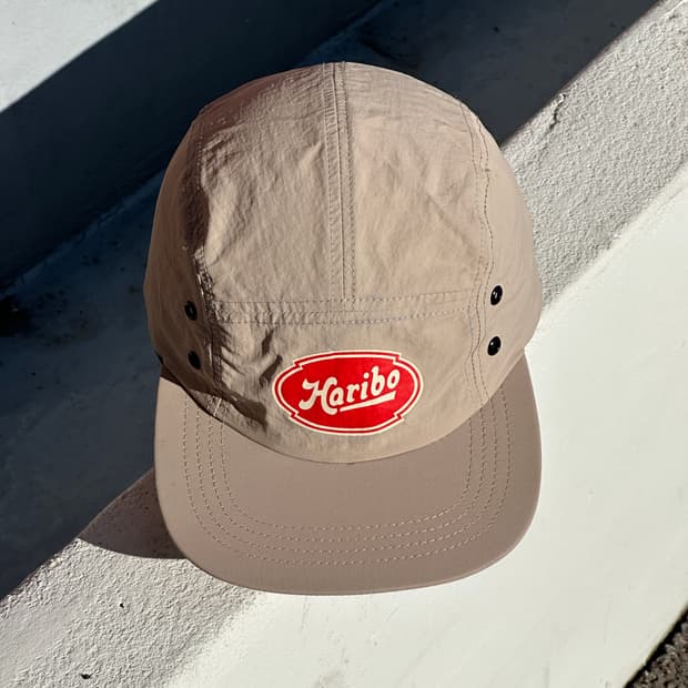 [F] 하리보 로고 베이지 캠프캡 모자