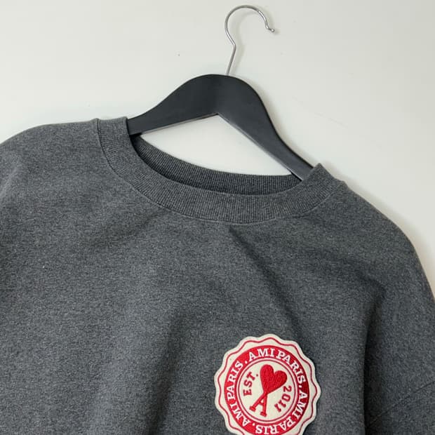 Ami 아미 하트패치 그레이 맨투맨  