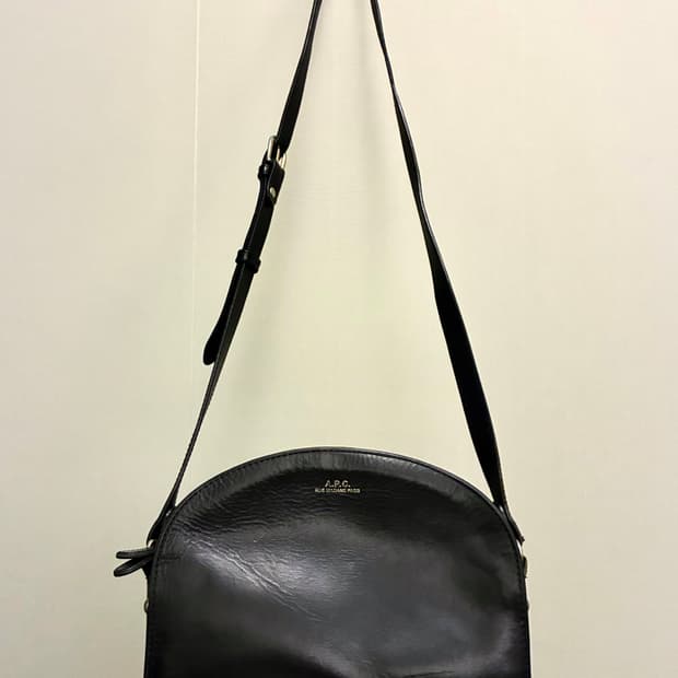 APC 아페쎄 하프문 레더 가죽 크로스백 가방 블랙
