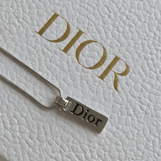 디올 은장 세로바 세로플레이트 dior 로고 펜던트 목걸이