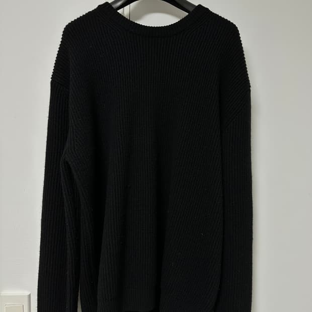 [46] 솔리드 옴므 블랙 니트