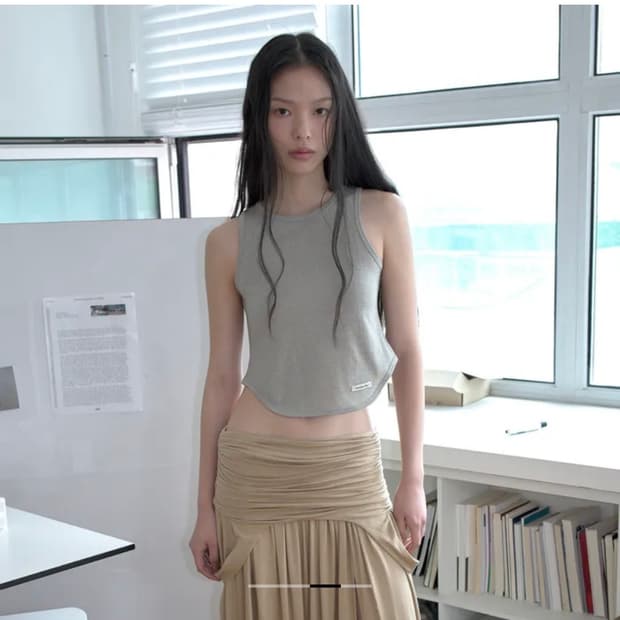 오버듀플레어) METALLIC HALTER TOP BEIGE GREY