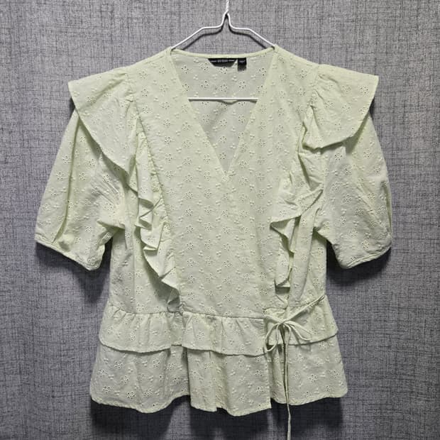 게스 펀칭 블라우스 프릴 반팔 