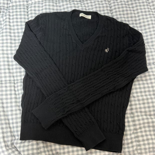 베니토 b/e 프리미엄 케이블 코튼 로고 브이넥 니트 에이블리