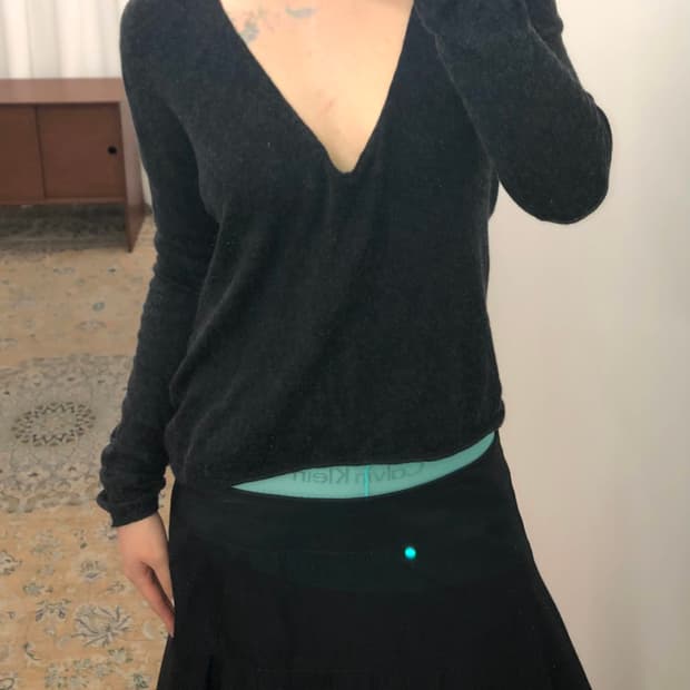 다크 그레이 브이넥 니트