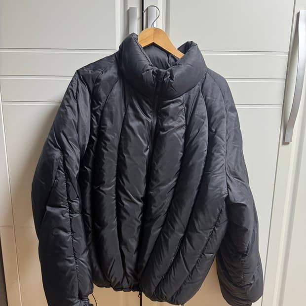 앵글런 벌룬 패널 다운 블랙