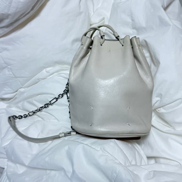 메종마르지엘라 타비버킷백 화이트