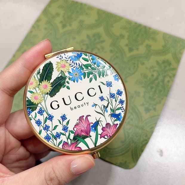 구찌 뷰티 플라워 양면 손거울