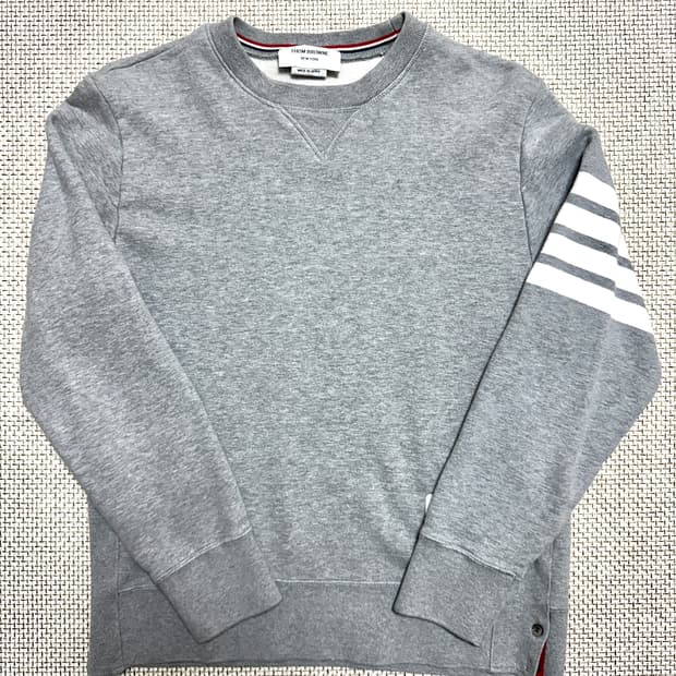 [3/당일배송] 톰브라운 사선완장 그레이 맨투맨