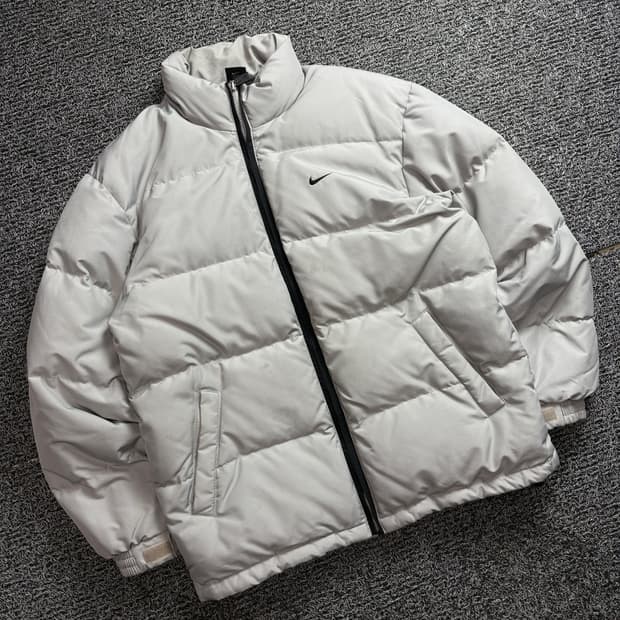 나이키 스우시 뉴챔츠 그레이 덕 다운 푸퍼 패딩 2427