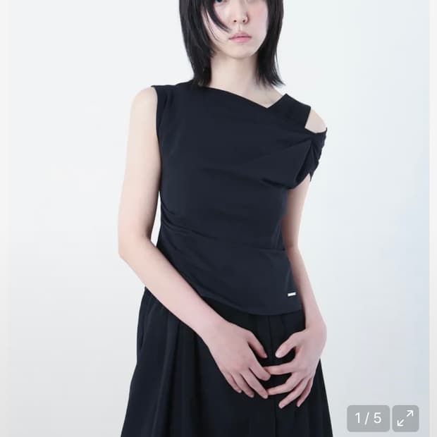 (새상품) 미세키서울 Slanted sleeveless top BLACK