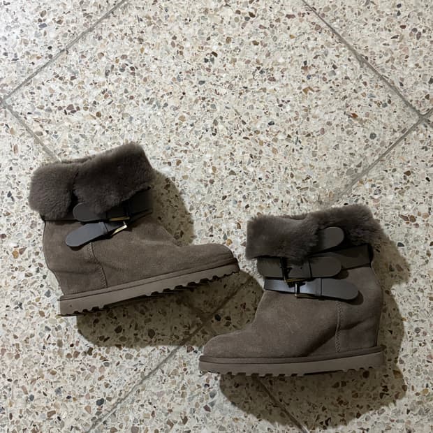 [36] Ash 아쉬 퍼 트리밍 투웨이 버클 부츠힐