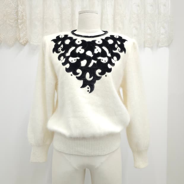 아이보리 벨벳 아플리케 포인트 니트