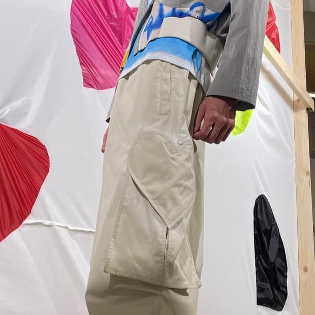 더뮤지엄비지터 하트 스프레이 카고 팬츠 아이보리