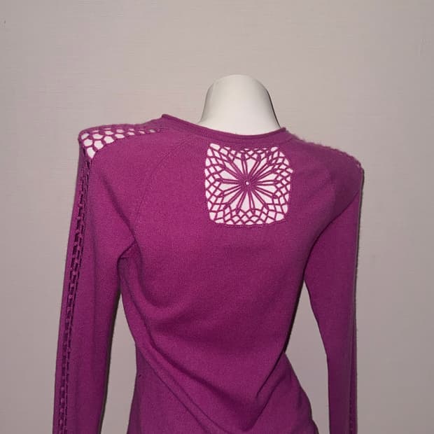 딥 퍼플 백 오픈 크로셰 펀칭 니트