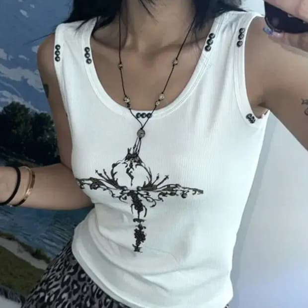 화이트 크롭 민소매 티셔츠 십자가 프린팅