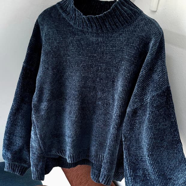 Design neck wide woven cloudy knit