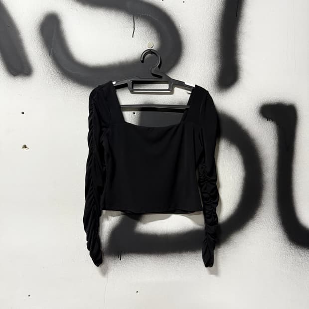 H&M 블랙 셔링 오프숄더 크롭 블라우스