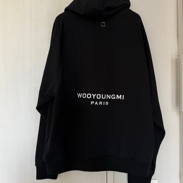 (52) 26ss 우영미 뉴백로고 후드티 블랙