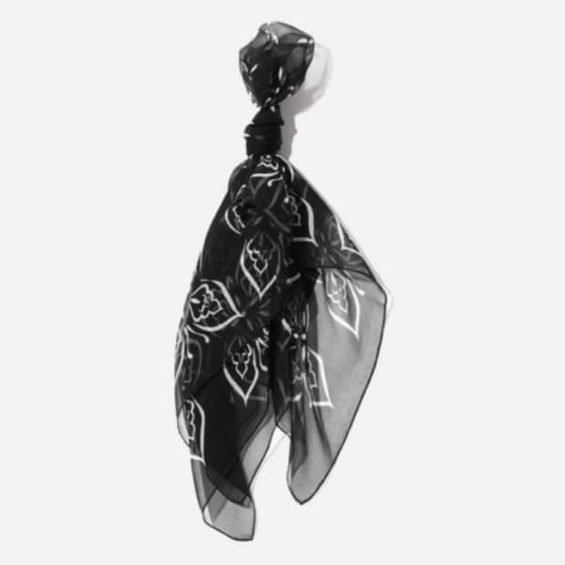 니들스 실크 스카프 판매합니다