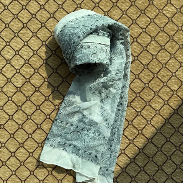 화이트 페이즐리 머플러