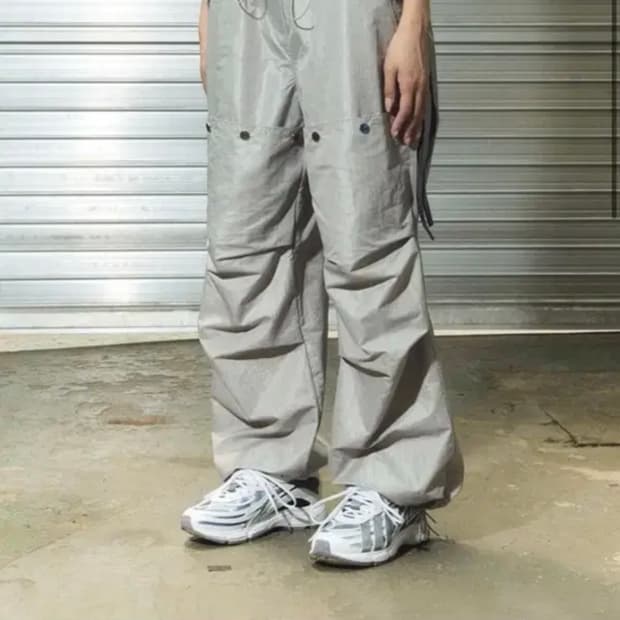 라뇨 체리퀴리 글로시 조거 팬츠 화이트