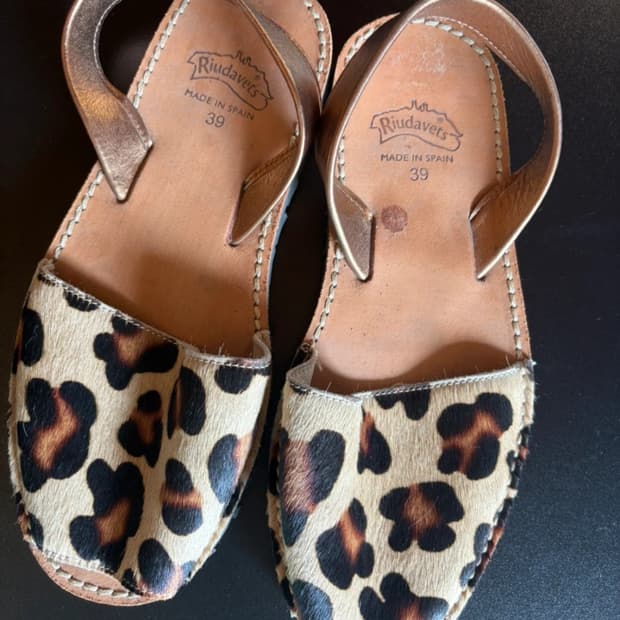 루다베츠(Riudavets) 레오파드 패턴 가죽 스트랩 샌들