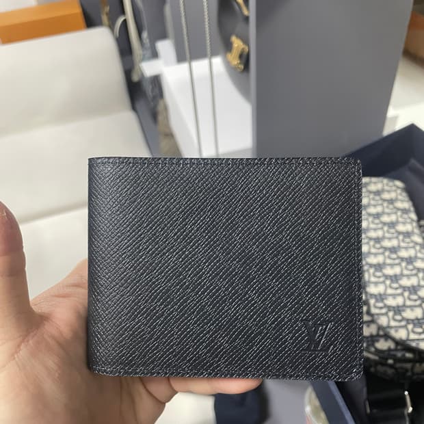 루이비통 타이가 슬렌더 월릿 블랙 반지갑