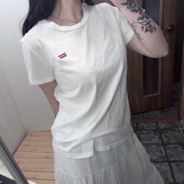 M 리바이스 남성 화이트 스몰로고 라운드 데일리 반팔티셔츠