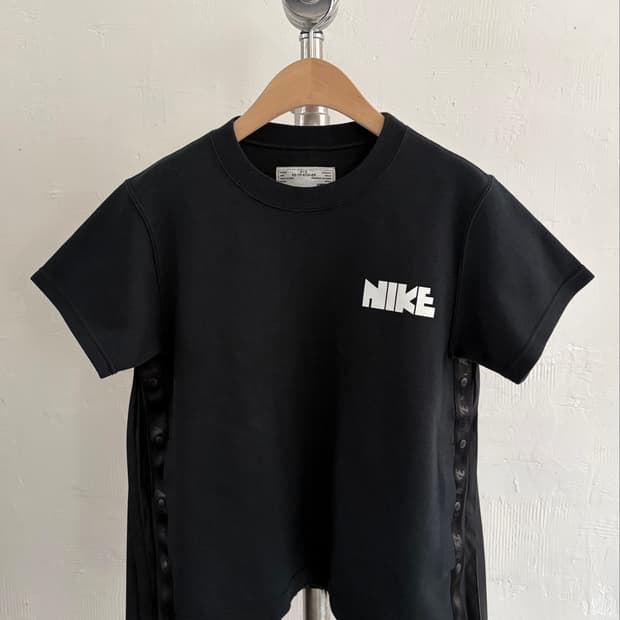 Nike x sacai 나이키 사카이 블랙 백 플리츠 티셔츠
